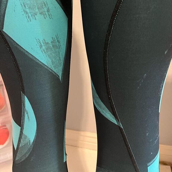 Lululemon inspire tight leggings.  - Picture 6 of 10